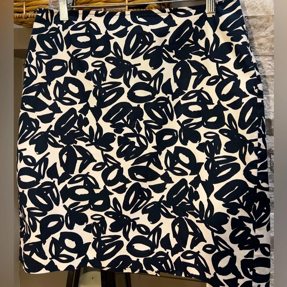 Talbots size 6 Petite black and beige graphic floral print